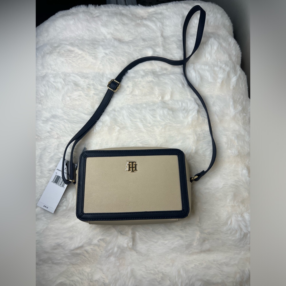 Tommy Hilfiger Zip Handle Shoulder Strap
Across-Body